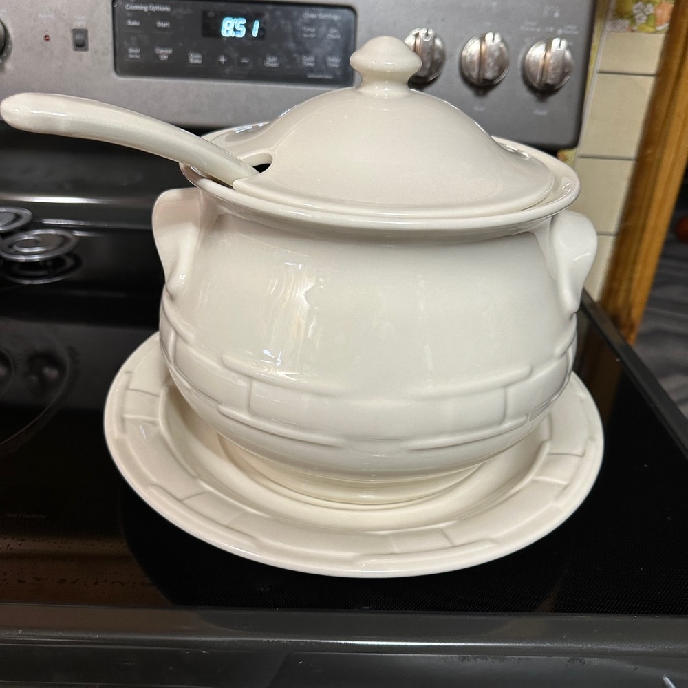 Tureen & Lid w/Ladle & Underplate